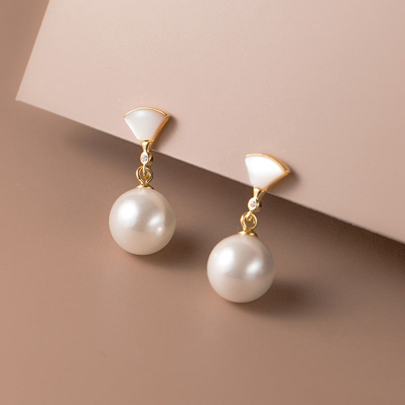 Lyca - Chic Golden Pearl Earrings